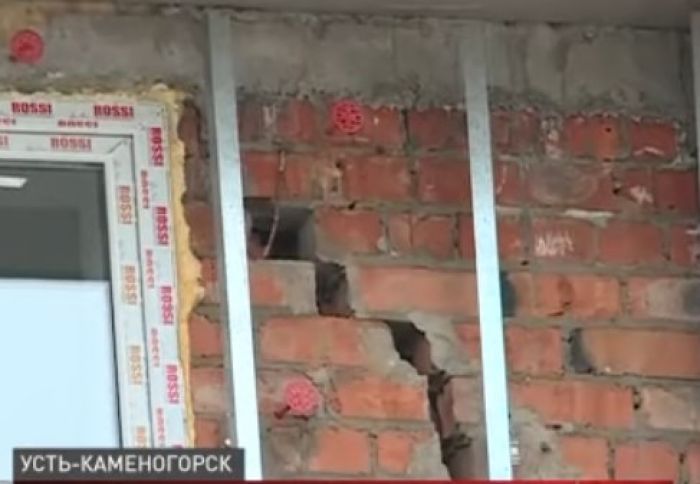 Новая пятиэтажка "трещит по швам" в Усть-Каменогорске 