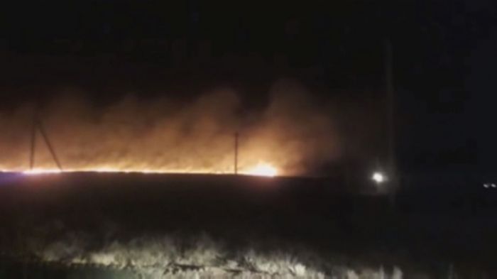 Степной пожар в ЗКО: огонь подобрался к Уральску