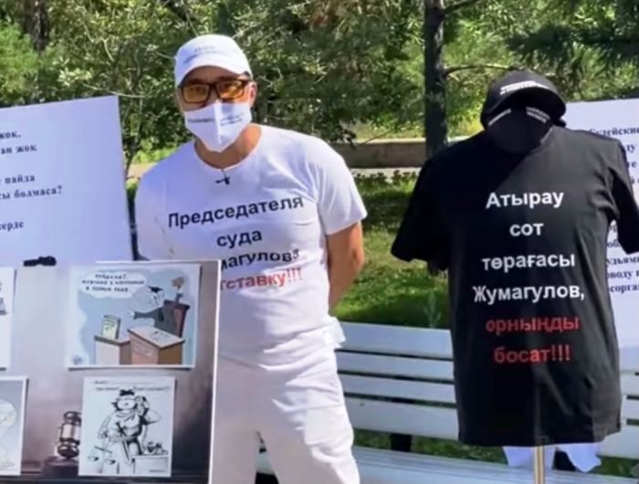 Атырауский адвокат провёл одиночный пикет в столице