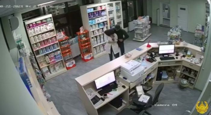 Мужчина, угрожая ножом фармацевту, похитил деньги из кассы аптеки 