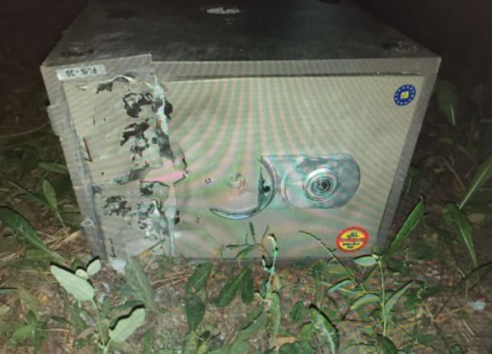Рабочий выбросил сейф с деньгами из окна квартиры в Нур-Султане 