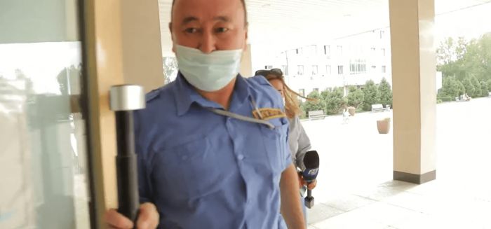 Охранника акимата в Алматы отстранили от работы после инцидента с журналистом 