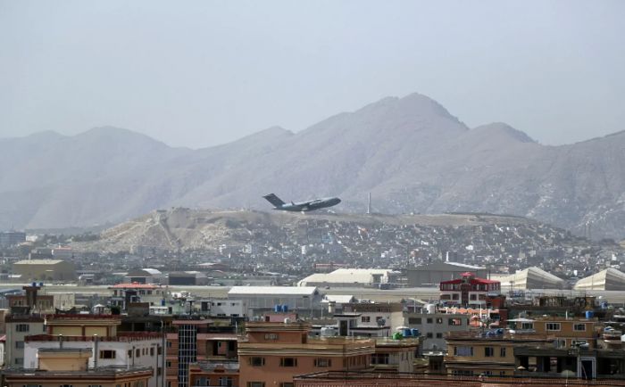 СМИ: аэропорт в Кабуле подвергся ракетному обстрелу 