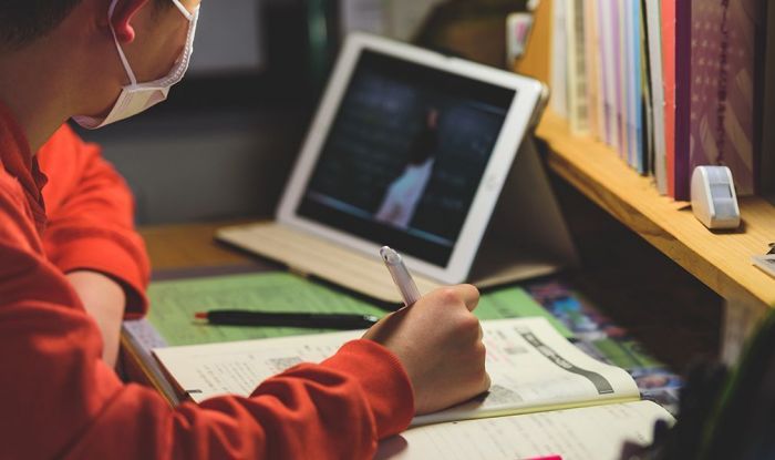 Школа всё-таки разделится на «офлайн» и «онлайн»? 