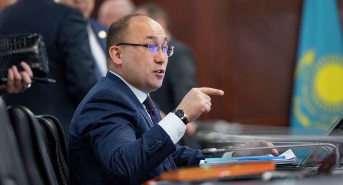 Жириновского надо слушать с попкорном в руках - Даурен Абаев 