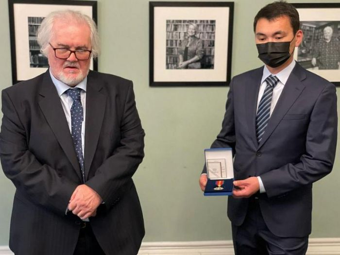 Известным британским поэтам вручили казахстанские награды