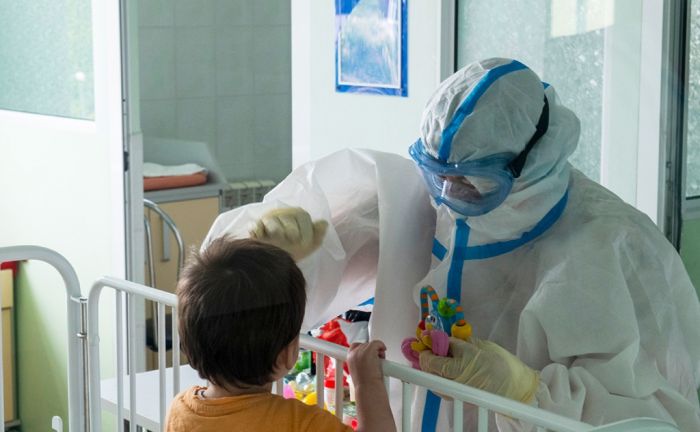 С начала года выявлено более 2 тысяч детей с коронавирусом, 12-летний мальчик – в реанимации