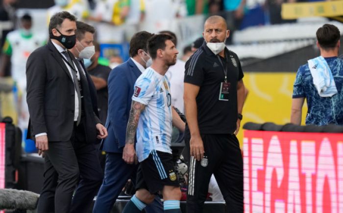 Матч Бразилия - Аргентина прервали после попытки задержать игроков 