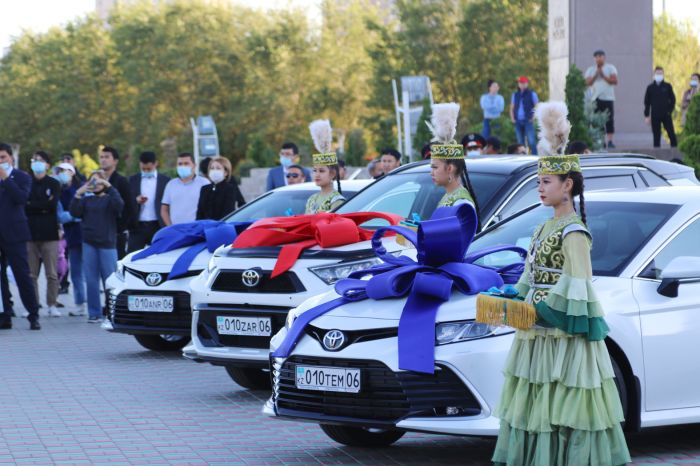 Квартиры, иномарки и денежные сертификаты: на площади Султана Бейбарыса чествовали атырауских олимпийцев