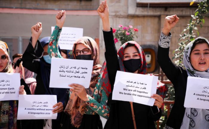 Талибы пообещали дать женщинам посты в правительстве 