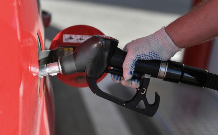 Цены на бензин в России упали впервые за год 