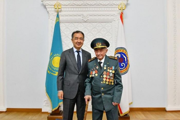 100-летнему ветерану легендарной Панфиловской дивизии вручили знак «Еңбегі үшін»