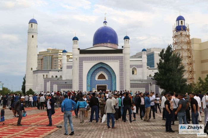 В мечетях и церквях Казахстана разрешили проводить коллективные молитвы