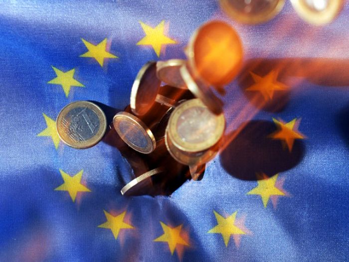 Европа гадает, рухнет ли евро к Рождеству