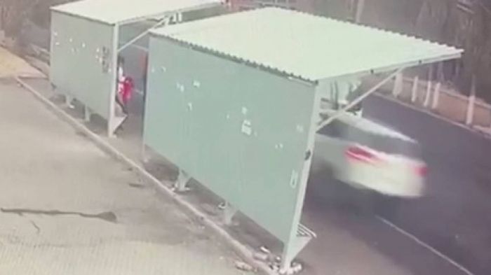 Смертельный наезд на группу людей попал на видео в Таразе 