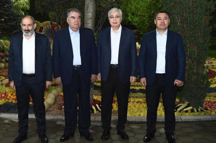 Опубликованы фото с неформальной встречи глав государств-членов ШОС в Душанбе
