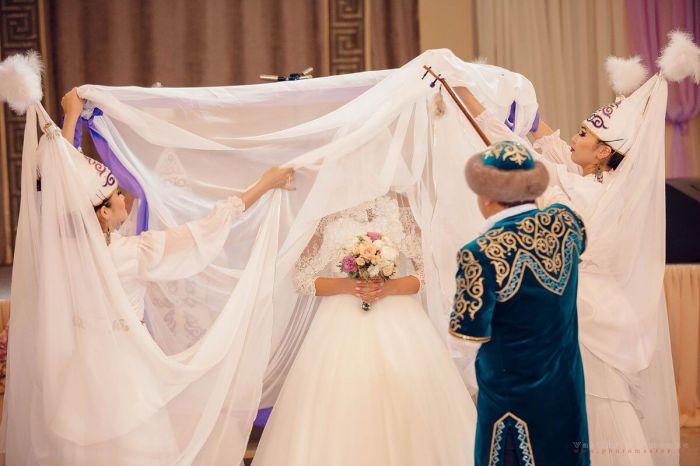 В Казахстане разрешили проводить свадьбы, юбилеи и банкеты 