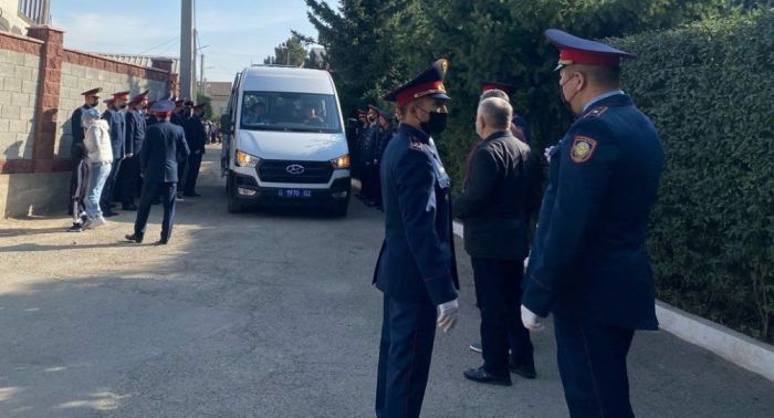 Боролся с раком, шёл на поправку – одного из застреленных полицейских похоронили в Алматы 