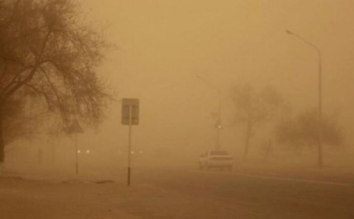 В Бейнеуском районе пыльная буря: Водителей просят быть осторожнее