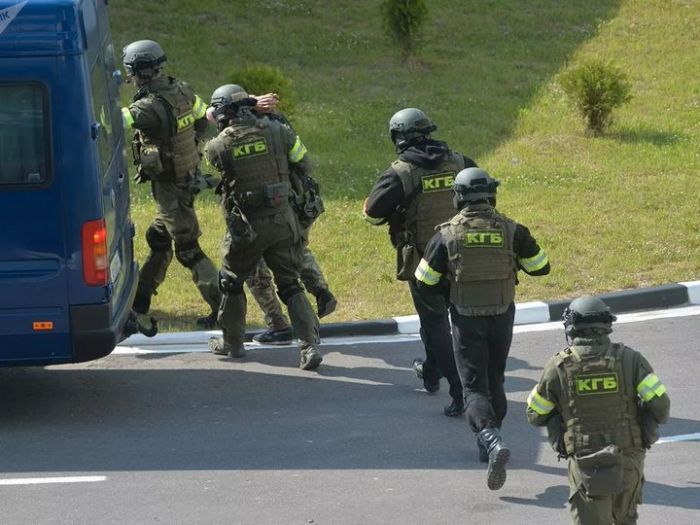 В Белоруссии десятки людей задержаны из-за комментариев про убийство сотрудника КГБ в Минске