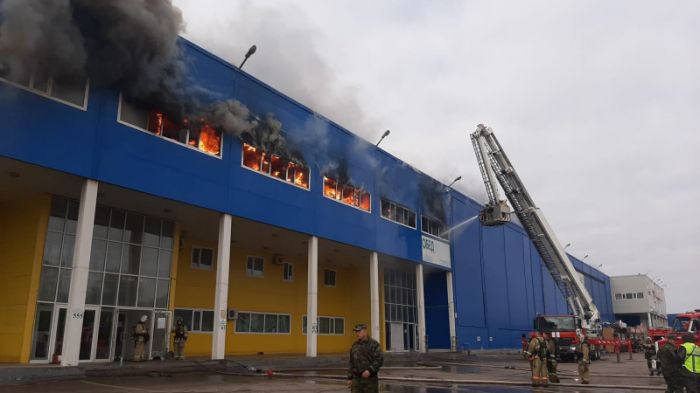 Мебельный салон горит в ТЦ "Астыкжан" в Нур-Султане 