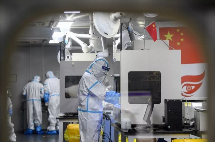 Коронавирус мог появиться в Ухане летом 2019 года, сообщили СМИ 