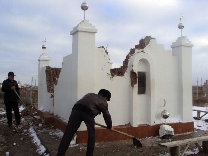 В Атырау 22-летний безработный разрушил могилу святого (обновлено +ФОТО)