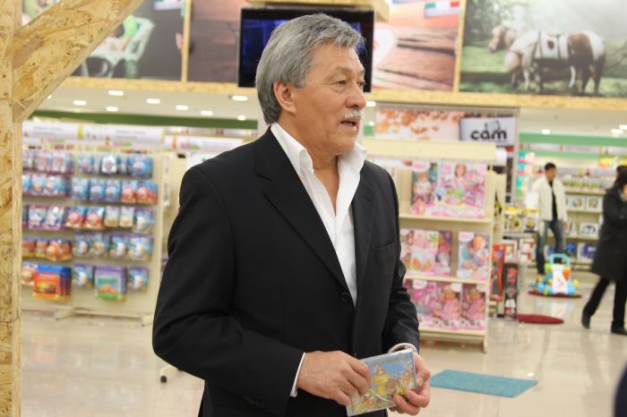 Токаев наградил Досхана Жолжаксынова орденом «Отан» 