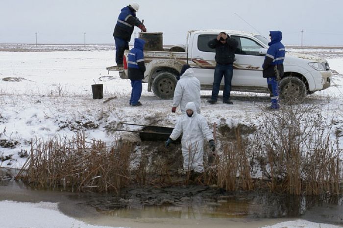 Авария на нефтепроводе оставила жанбайцев без воды (обновлено +ФОТО)