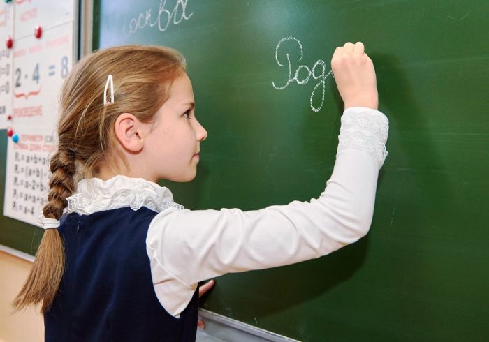 Казахстанским школьницам запретили носить брюки. Ответ МОН 