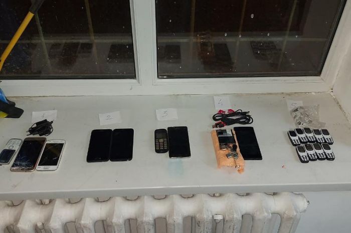 17 телефонов с аксессуарами перебросили ночью в колонию особого режима в Нур-Султане