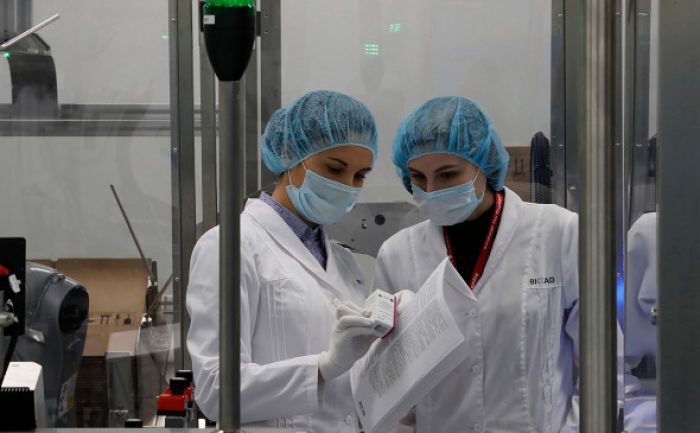 Посол ЕС ответил на обвинения в политизации признания «Спутника V»