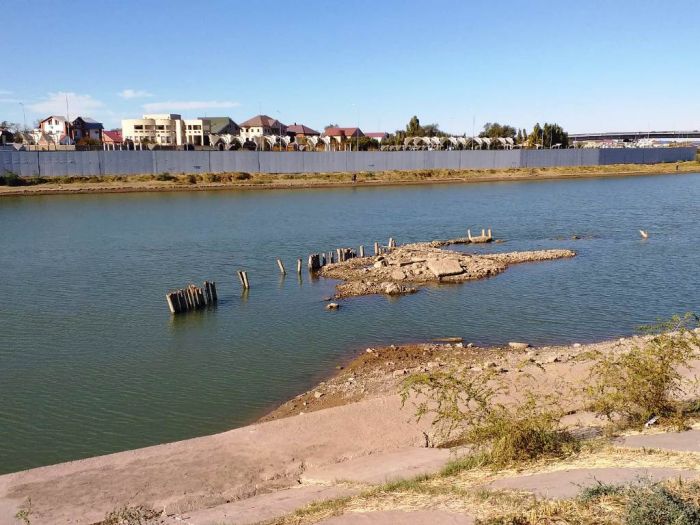 Из обмелевшего Урала «вылезли» сваи старой пристани