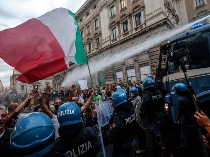 В Риме задержаны ультраправые политики и другие участники беспорядков против коронавирусных ограничений