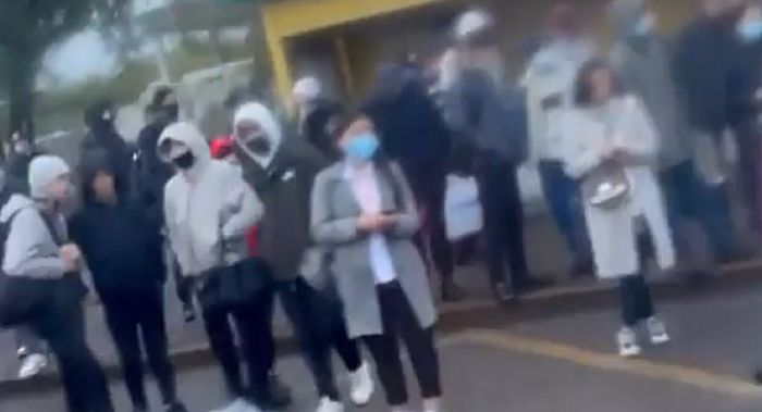 Власти Алматы объяснили пробками скопление людей на остановке и отрицают дефицит «солярки»