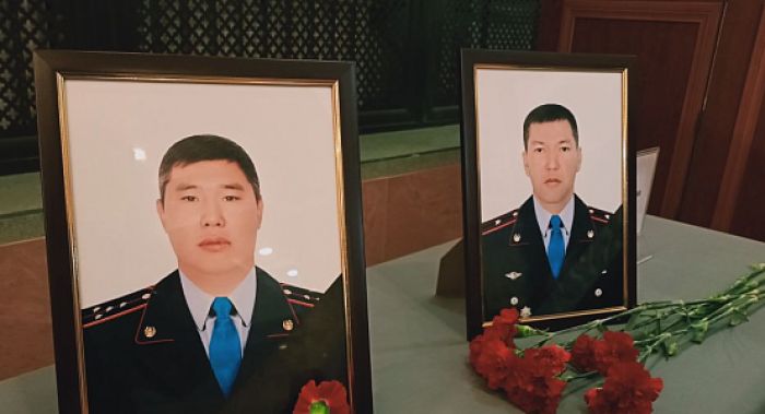 Семьям убитых при выселении должника полицейских вручили ключи от квартир в Алматы 