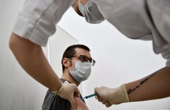 Иммунолог рассказал, как организм может реагировать на ревакцинацию 