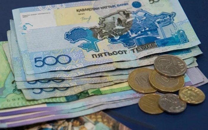 Ослабление тенге к рублю на фоне дорожающей нефти объяснили в Нацбанке 