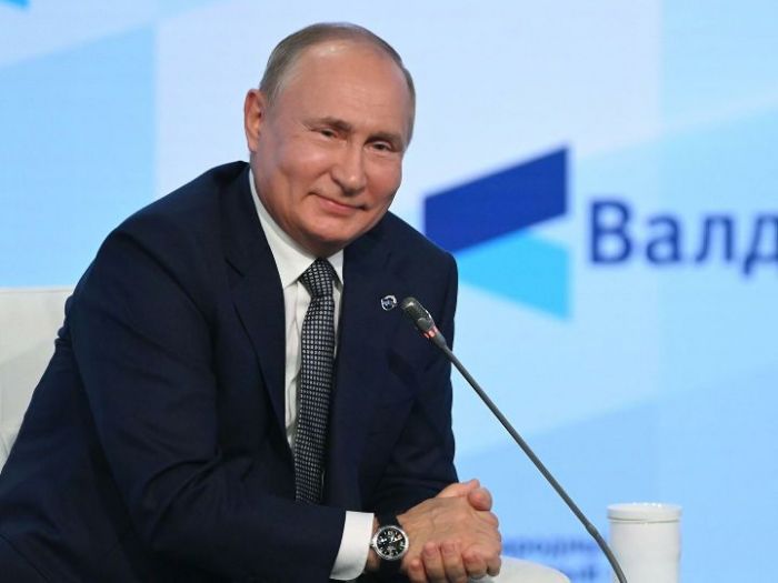 «Делают здесь прививку „Спутником”, а в Европе справку покупают». 5 фейков из выступления Путина в клубе «Валдай»