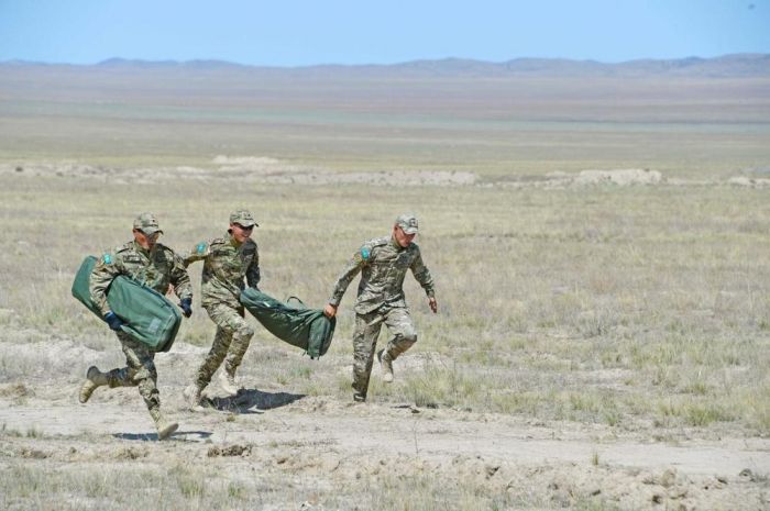 Пятеро военнослужащих получили травмы при очистке учебного полигона в Мангистауской области