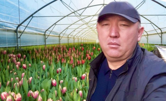 Нефтяник показал, что в Мангистау можно выращивать цветы