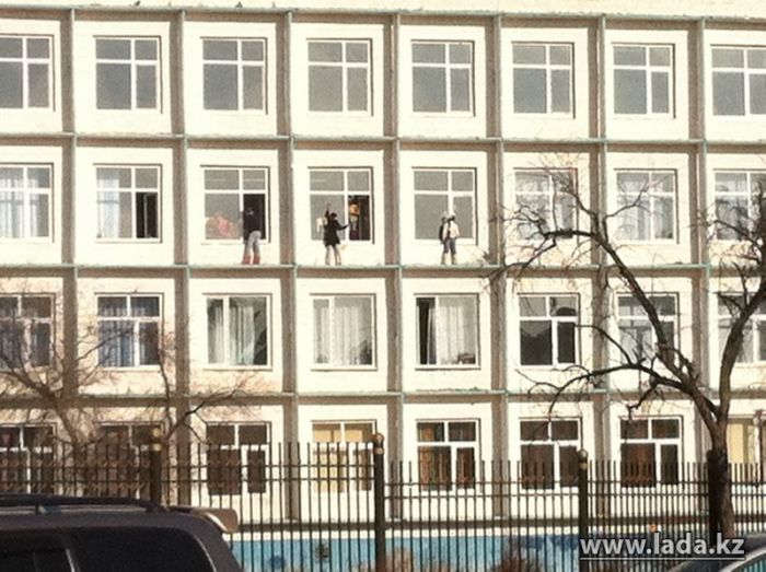 В Актау учительница отправила пятиклассниц мыть окна на третьем этаже