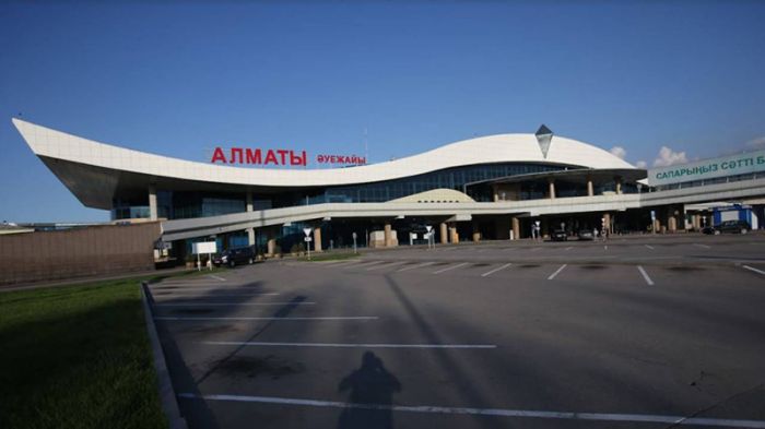 Скандал в аэропорту Алматы: уволенные сотрудники требуют справедливости