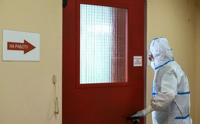 Вирусолог предупредил о риске появления новых штаммов COVID-19 в России 