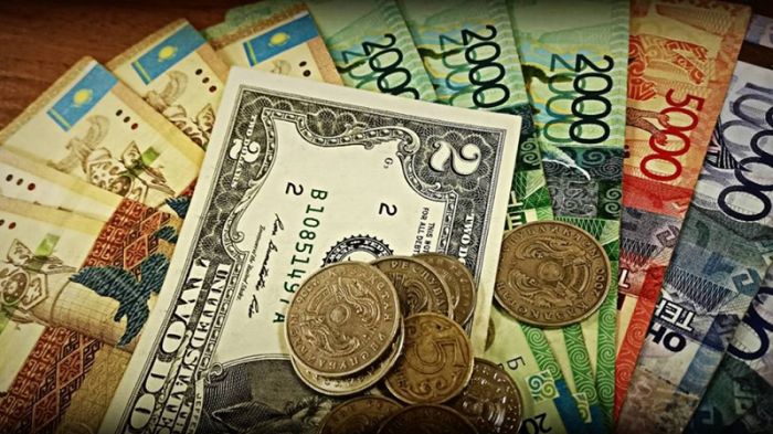 Почему слабеет тенге, рассказали в Нацбанке