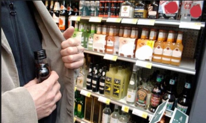 Вор не мог справиться со своей нежной любовью к виски