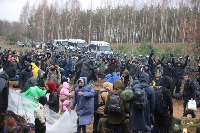 На белорусско-польской границе, где скопилось более 2 тысяч беженцев, слышна стрельба