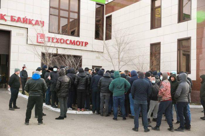 «Регистрироваться дорого»: владельцы авто с россномерами собрались перед спецЦОНами в Казахстане