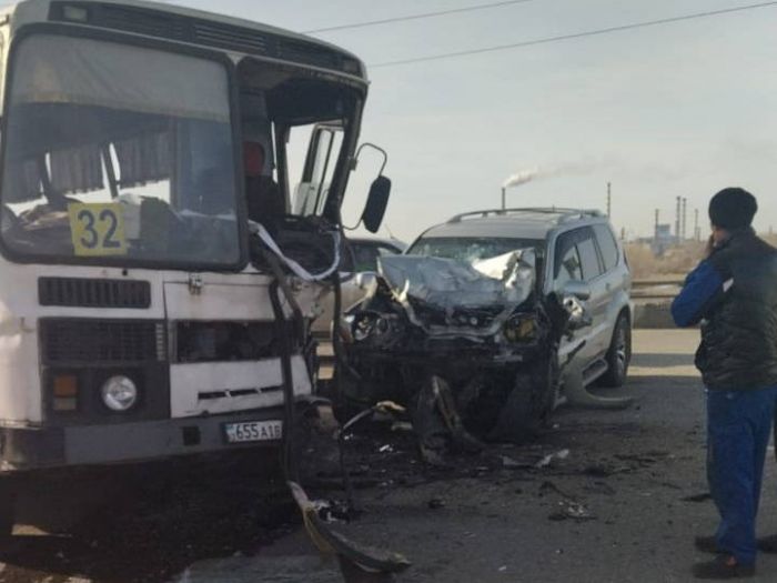 Полицейский на Lexus выехал на встречку и врезался в автобус на востоке Казахстана 