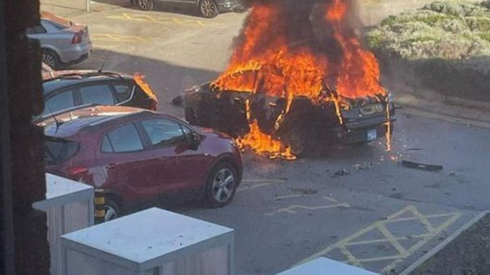Взрыв автомобиля в Ливерпуле: арестованы трое подозреваемых